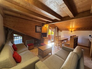TV - 5-Room Apartment - Pool & Spa, Sleeps 8 (Arâches-la-Frasse)