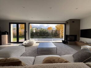 Télévision, cheminée