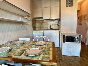 Refrigerador, microondas y parrilla de estufa