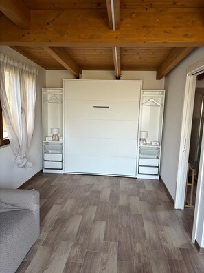 Interior - Holiday Home 'Dependance with Garden in Pescara' with Garden, Wi-Fi & Air Conditioning (spoltore)