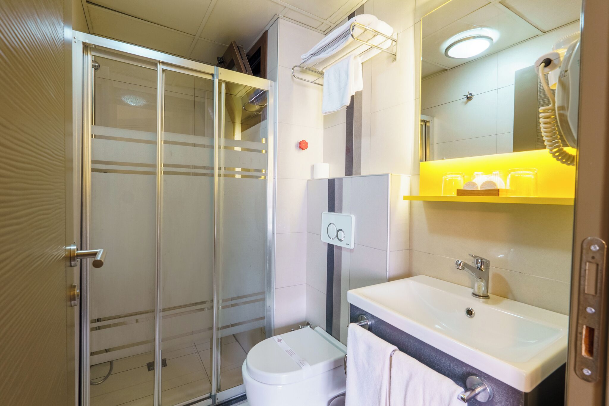 Combined shower/bathtub, free toiletries, hair dryer, slippers
