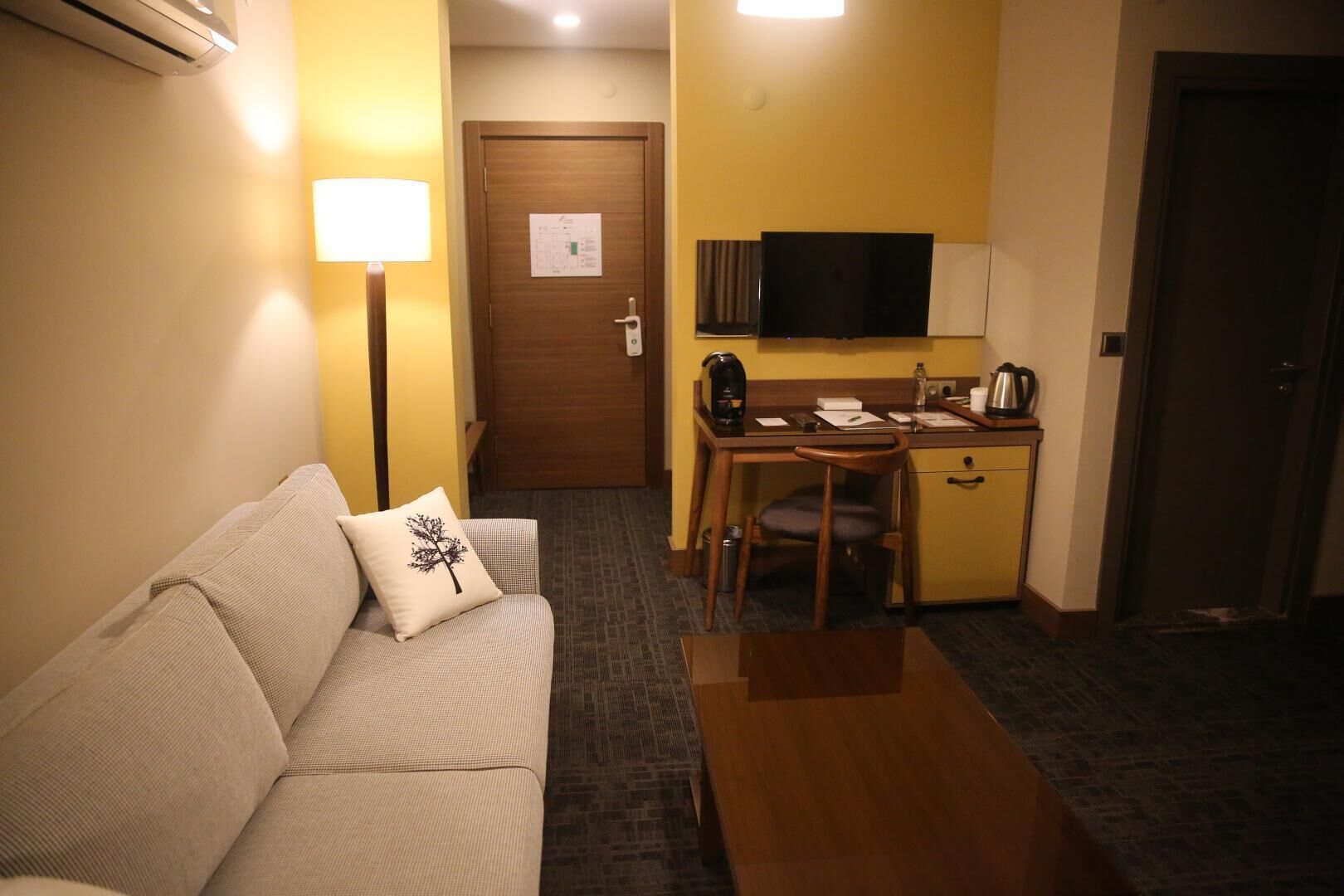 Business Suite | Minibar, desk, laptop workspace, free WiFi
