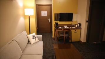 Business Suite | Minibar, desk, laptop workspace, free WiFi