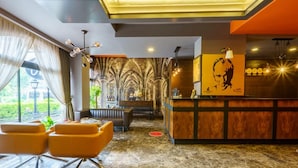 Un moderno vestíbulo de hotel con mostrador de recepción, zona de estar y vistas de la arquitectura interior.