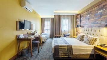 Minibar, desk, laptop workspace, free WiFi