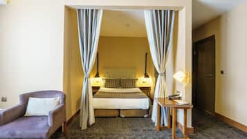 Skrivebord, skrivebord for bærbar PC og wi-fi (inkludert)