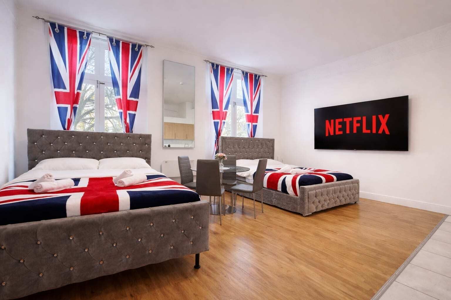 Een strijkplank/strijkijzer, wifi, beddengoed