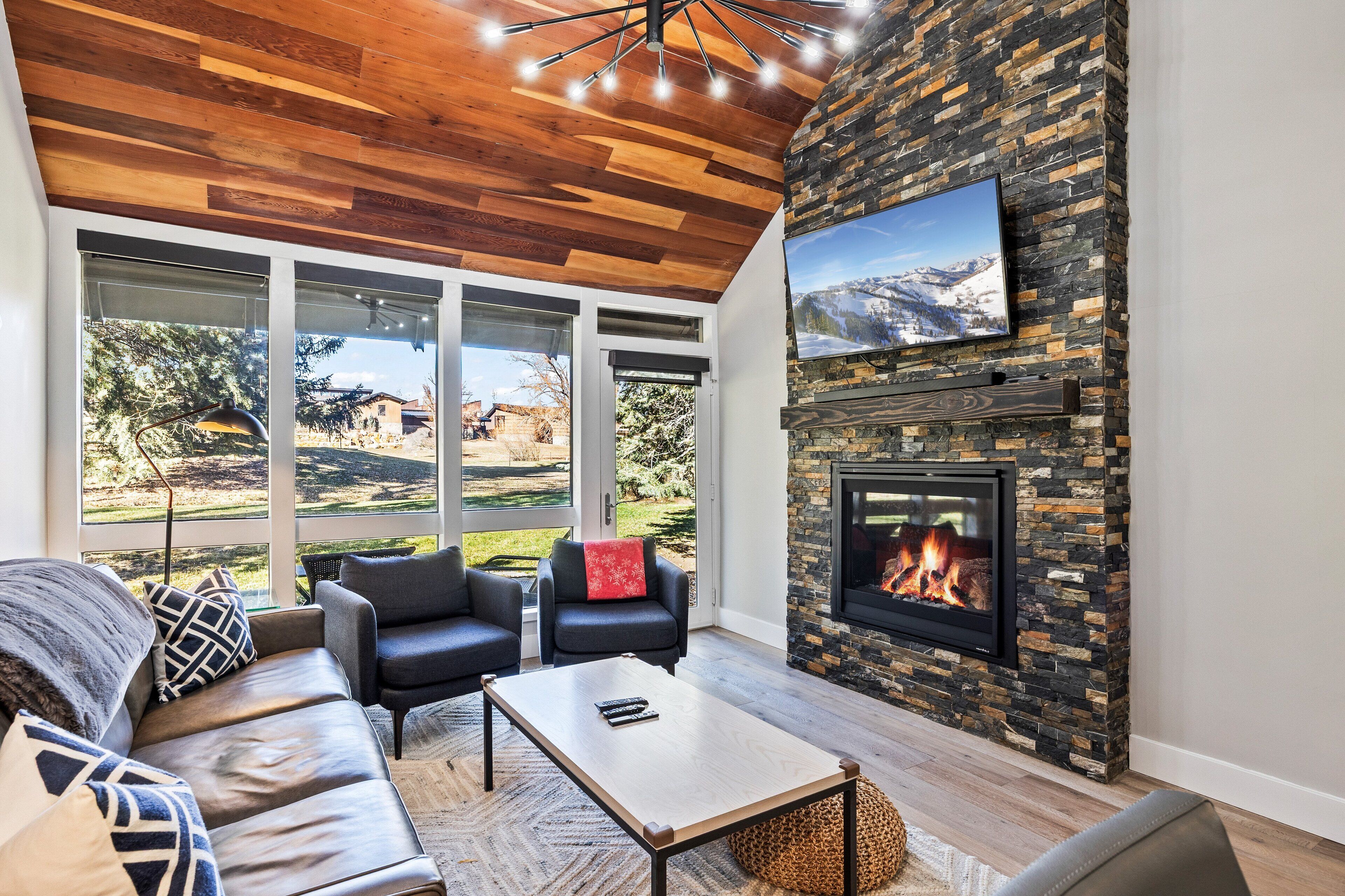 Smart-TV, Kamin, Arbeitsbereiche