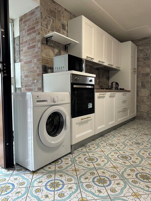 Microwave, oven, stovetop, dishwasher - Villa Athanasia, in Vesuvius Park with a view of the entire Bay of Naples (Torre del Greco)