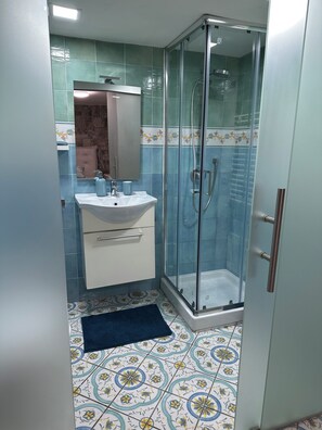 Shower, hair dryer, bidet, towels - Villa Athanasia, in Vesuvius Park with a view of the entire Bay of Naples (Torre del Greco)