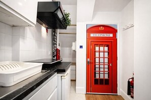 Fridge, microwave, stovetop, coffee/tea maker - Classic London (6) Studio - Hyde Park (Greater London)