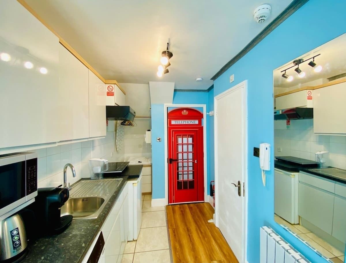 Kjøleskap, mikrobølgeovn, kokeplater og kaffetrakter/tekoker