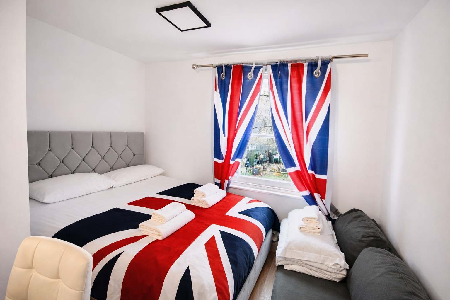 Een strijkplank/strijkijzer, wifi, beddengoed