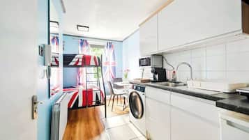 Kjøleskap, mikrobølgeovn, kokeplater og kaffetrakter/tekoker