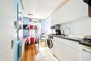 Réfrigérateur, micro-ondes, plaque de cuisson, cafetière/bouilloire