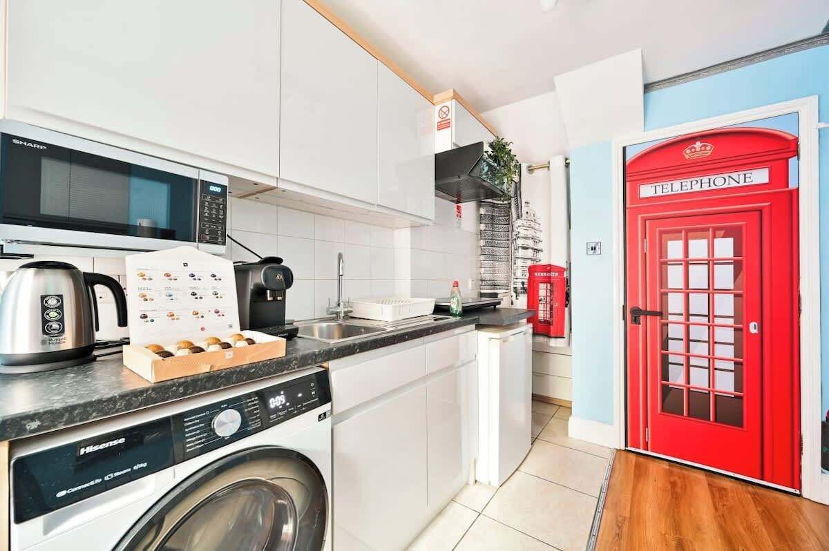 ثلاجة، ميكروويف، موقد طهي مسطح، ماكينة لصنع القهوة/الشاي