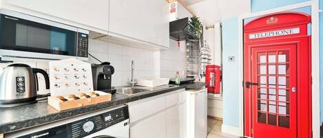 ثلاجة، ميكروويف، موقد طهي مسطح، ماكينة لصنع القهوة/الشاي