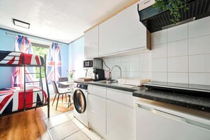 Kjøleskap, mikrobølgeovn, kokeplater og kaffetrakter/tekoker