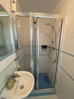 Douche, sèche-cheveux