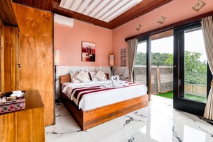 Un dormitorio con una cama de madera, un ventanal y vistas al verdor.