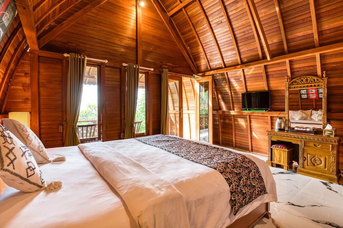 Deluxe Room, Balcony, Sea View | Minibar, desk, WiFi (free)
