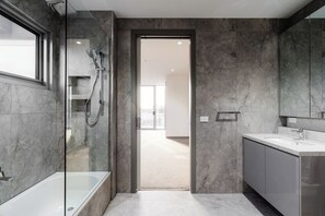 Bruser, hårtørrer, håndklæder, Sæbe