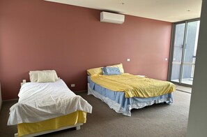 3 bedrooms, iron/ironing board, bed sheets, wheelchair access - Stunning 3Br new penthouse 15 minute drive to Tullamarine Airport 8km from CBD (Pascoe Vale)