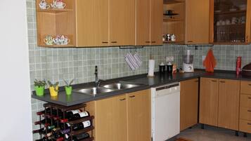 Kylskåp, mikrovågsugn, ugn och spishäll