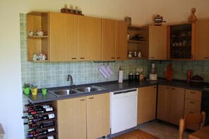 Fridge, microwave, oven, stovetop - Casa Vacanze Margherita – Cozy Open Space in Riola Sardo (Riola Sardo)