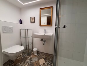 Bathroom - Holiday Home 'Lorenzfranzl' with Private Garden and Wi-Fi (Sankt Oswald ob Eibiswald)