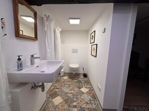 Shower, towels - Holiday Home 'Lorenzfranzl' with Private Garden and Wi-Fi (Sankt Oswald ob Eibiswald)