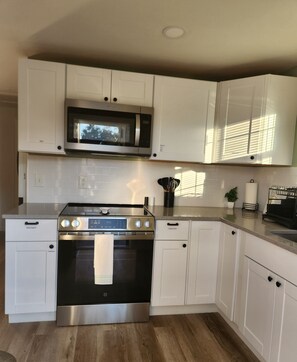 Fridge, microwave, oven, stovetop - Entire Gated Tampa Duplex Ideal for Families & Groups Near USF & Busch Gardens (Tampa)