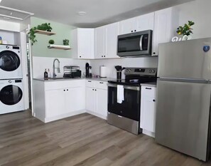 Fridge, microwave, oven, stovetop - Entire Gated Tampa Duplex Ideal for Families & Groups Near USF & Busch Gardens (Tampa)