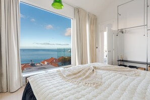 Deluxe resortwoning, privézwembad, uitzicht op de stad | Hypoallergeen beddengoed, een strijkplank/strijkijzer, gratis wifi