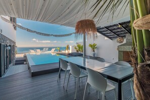 Outdoor pool, pool loungers - Villa Lázaro Luxe by HRM (Funchal)