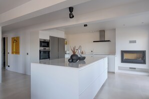 Deluxe Townhome, Private Pool, City View | Private kitchen - Villa Lázaro Luxe by HRM (Funchal)