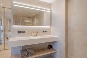Deluxe Townhome, Private Pool, City View | Bathroom - Villa Lázaro Luxe by HRM (Funchal)