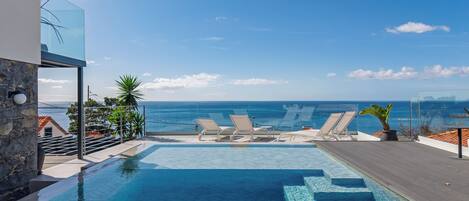 Kolam renang outdoor, dengan kursi berjemur