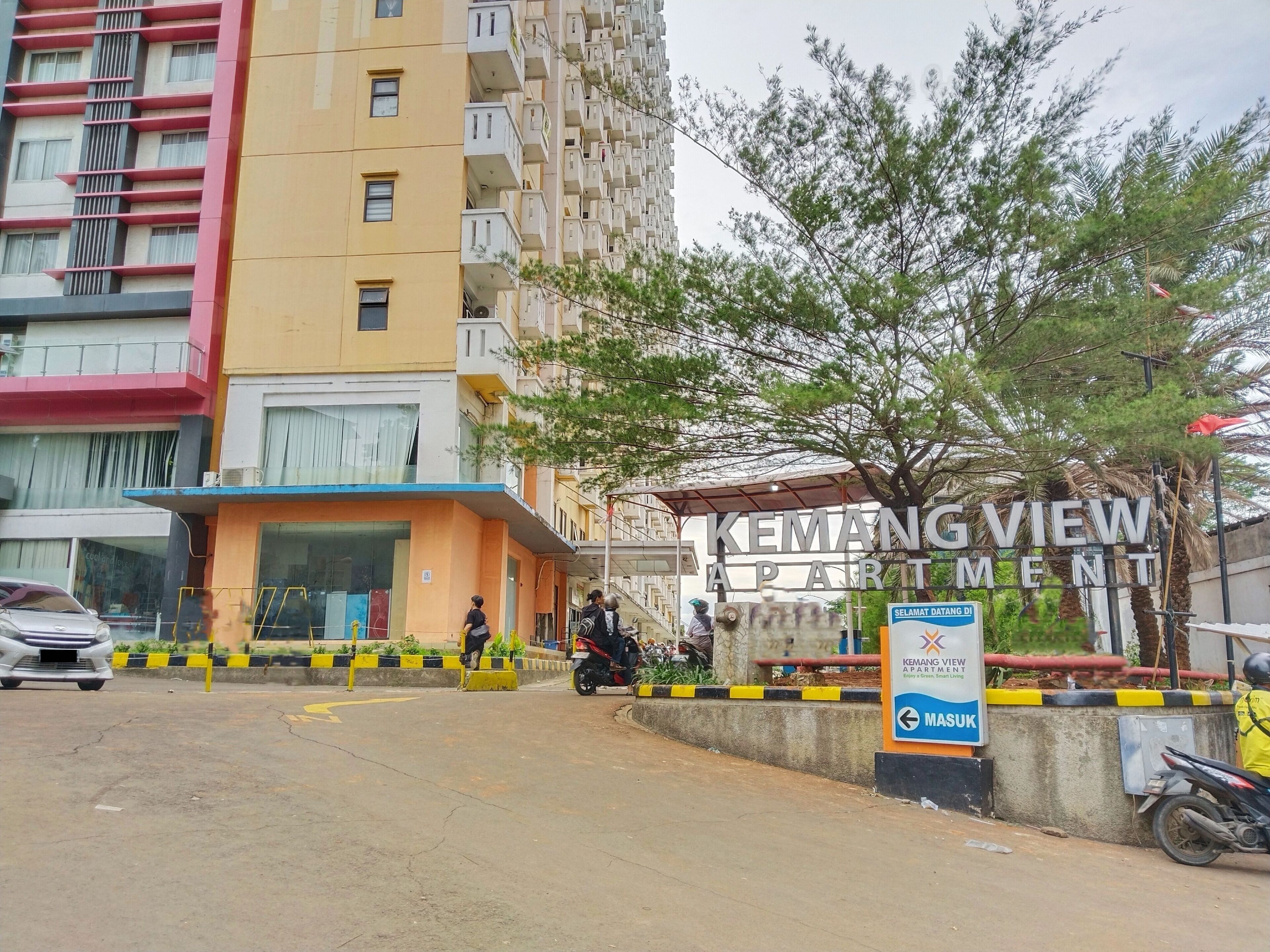 Un edificio con un cartel que dice 'KEMANG VIEW APARTMENT'.