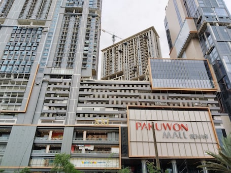 Fachada del alojamiento. Room 88 Kemang View Apartment