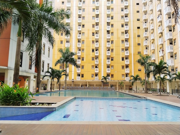 Outdoor pool - Room 88 Kemang View Apartment (Bekasi)