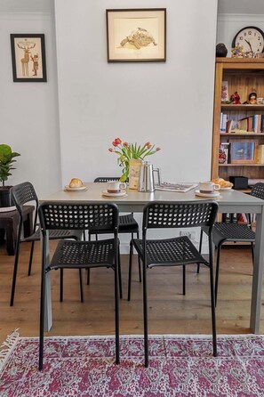 Dining - Exeter Heights - Short Stays UK Ltd (Exeter)