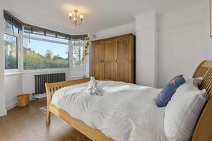 Iron/ironing board, WiFi, bed sheets - Exeter Heights - Short Stays UK Ltd (Exeter)