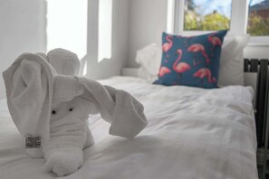 Iron/ironing board, WiFi, bed sheets - Exeter Heights - Short Stays UK Ltd (Exeter)