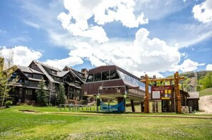 Exterior - Rare 2-bedroom slopeside penthouse with open floor plan and luxury amenities (Avon)