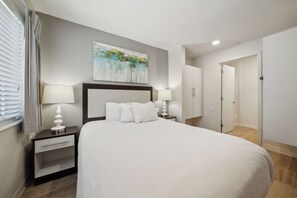Desk, iron/ironing board, travel cot, free WiFi - Spectacular 1Bd/1Bth Apt at The Rim I Gym (San Antonio)