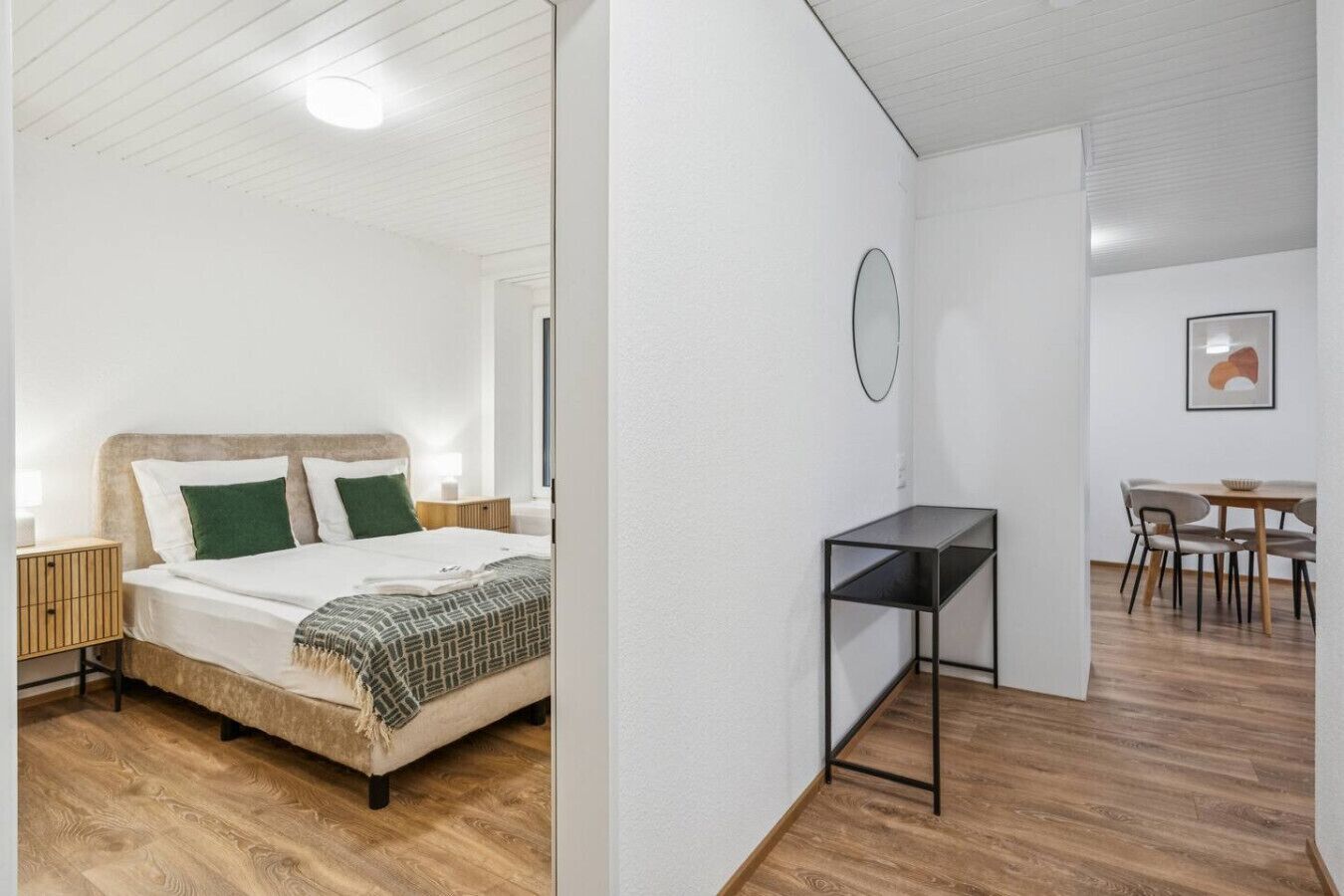 Een bureau, een strijkplank/strijkijzer, wifi, beddengoed