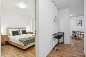 Skrivbord, strykjärn/strykbräda, wi-fi och sängkläder