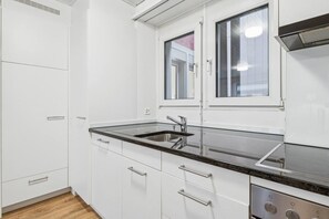 Kylskåp, mikrovågsugn, ugn och spishäll