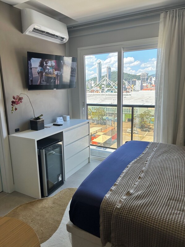 1 bedroom, desk, WiFi, bed sheets